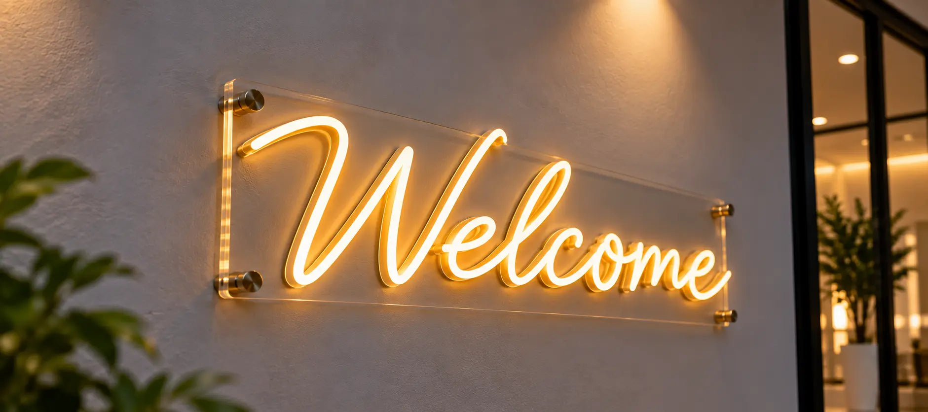 Hochwertiger, gleichmäßig leuchtender LED-Schriftzug auf klarer Acryl-Trägerplatte an einer Wand