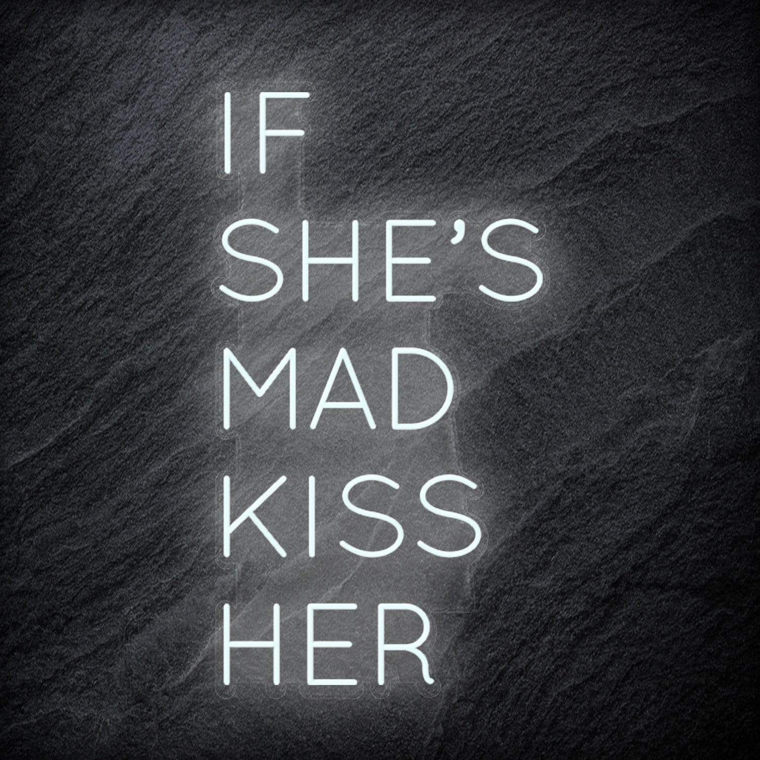 "If She´s Mad Kiss Her" LED Neon Schriftzug Sign - NEONEVERGLOW