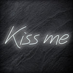 "Kiss Me" LED Neon Schriftzug Sign - NEONEVERGLOW