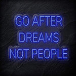 "Go After Dreams Not People" LED Neon Schriftzug - NEONEVERGLOW