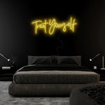 "Treat Yourself" LED Neon Sign Schriftzug - NEONEVERGLOW