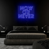 "Now Or Never" LED Neon Schriftzug Sign - NEONEVERGLOW