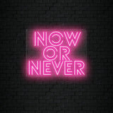 "Now Or Never" LED Neon Schriftzug Sign - NEONEVERGLOW